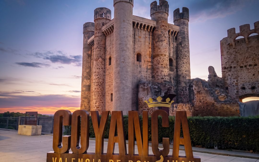 Conjunto escultórico letras «Coyança» para entorno del Castillo